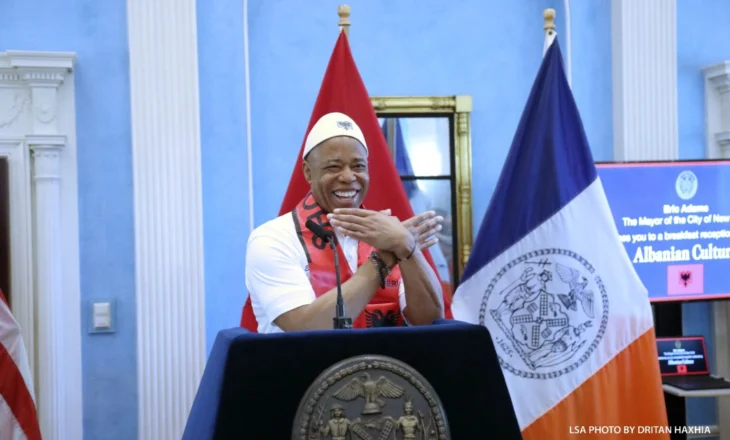 Parada e shqiptarëve në New York, kryebashkiaku Adams vishet kuq e zi: Mezi pres të vij në Shqipëri (Video)