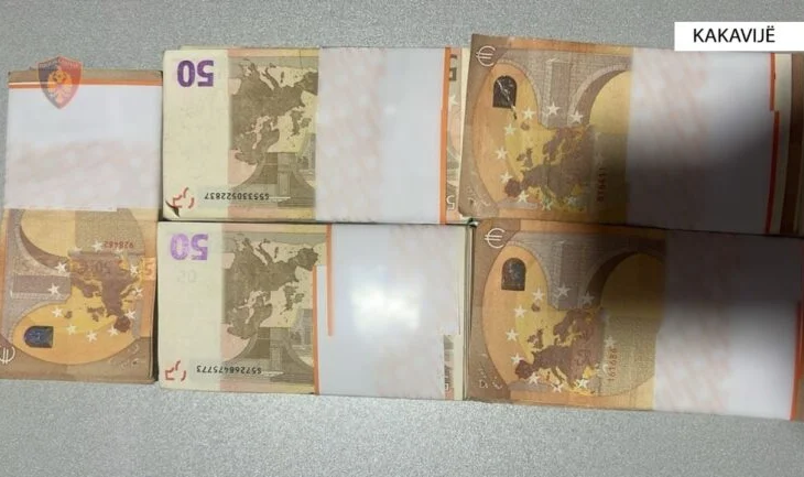 Paratë e padeklaruara në kufi/ Arrestohet 65-vjeçarja me 25 mijë euro në çantë