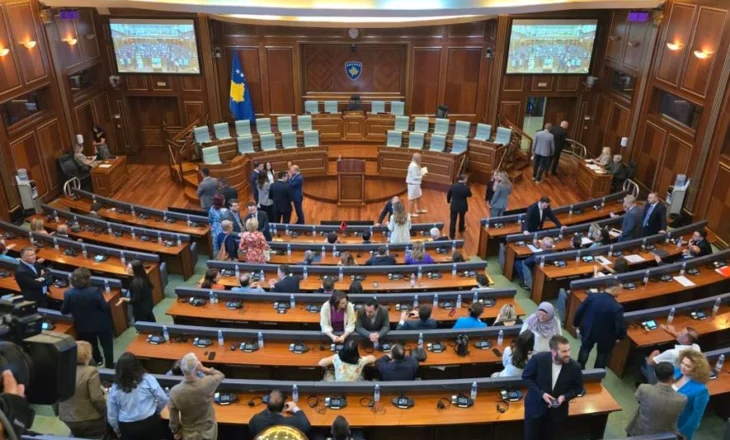 Pas aktgjykimit të Gjykatës Kushtetuese në Kosovë, topi te marrëveshja politike… ose Presidentja