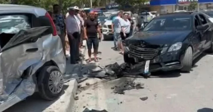 Pas një gërvishtje me makina, “çmendet” shoferi me Benz/ Rrezikon jetën e drejtuesit tjetër, arrestohet 25-vjeçari