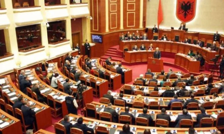 Pas rinumërimit, KQZ shpërndan mandatet për Lezhën dhe Gjirokastrën, këta janë 11 deputetët e rinj (Emrat)