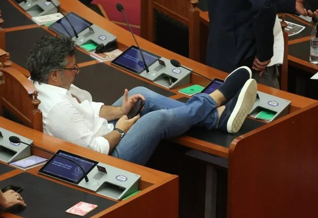 Pasi premtoi se nuk do marrë mandatin po fitoi Rama, Paloka shan gazetarët që pyesin Berishën: R.pt ku ti keni