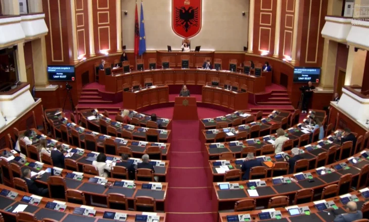 PD: Votoni projektligjet tona. PS: Deputetët e opozitës kanë braktisur komisionet