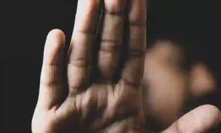 PE miraton një propozim për të rritur dënimet për abuzimin dhe shfrytëzimin e të miturve
