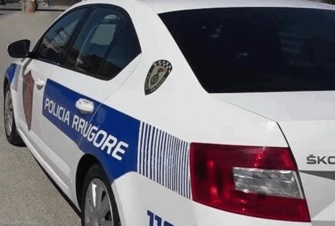 Për pak sa nuk shtypi policinë rrugore, policia qëllon në ajër mbi makinë!