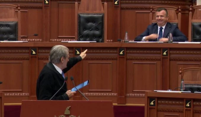 “Përfaqësues i krimit në Parlament”/ Berisha i përgjigjet Ballës në Kuvend: Je akuzuar me dokumente zyrtare për…
