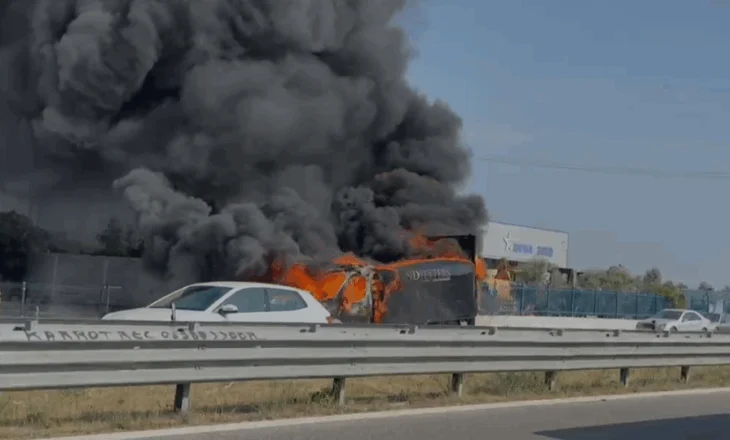 Përfshihet nga flakët furgoni në autostradën Fier-Lushnjë