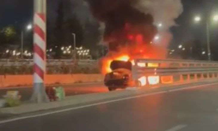 Përfshihet nga flakët makina në aksin Tiranë-Elbasan