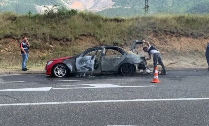 Përfshihet nga flakët makina në Bulqizë, shpëtojnë pa lëndime drejtuesi dhe pasagjerët