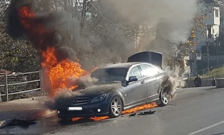 Përfshihet nga flakët një automjet në lëvizje në aksin Pogradec-Qafë Thanë
