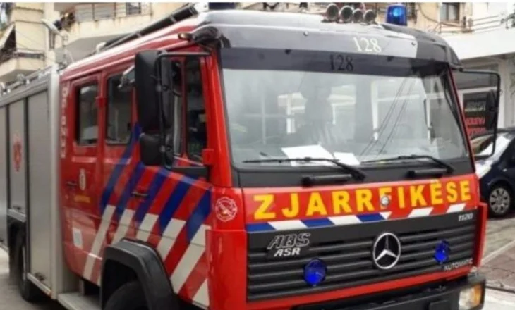 Përfshihet nga flakët një makinë në zonën e Shkozës, ndërhyjnë zjarrfikësit