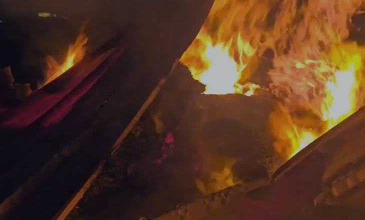 Përfshihet nga flakët një pronë private në Fier, dëme të shumta materiale