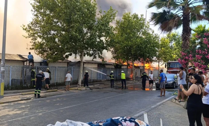 Përfshihet nga flakët tregu afër plazhit të Durrësit, ‘re’ të mëdha tymi në qytet