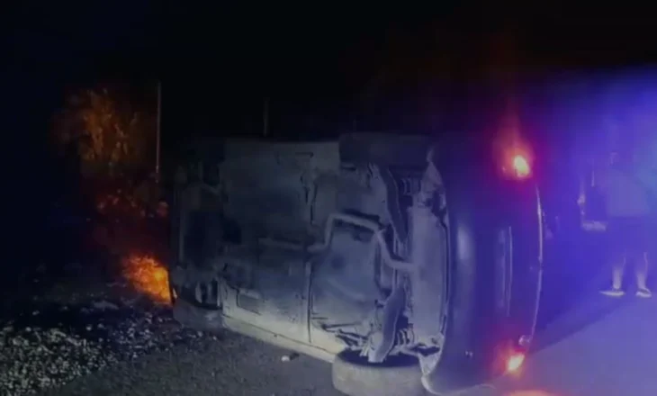 Përmbyset makina në Tepelenë, plagoset shoferi! Pamje nga vendi i ngjarjes