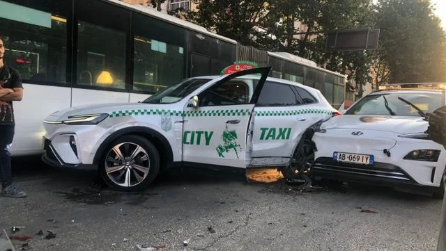Përplasen 6 makina tek semafori në Laprakë, përfundojnë në spital dy policë dhe një taksist