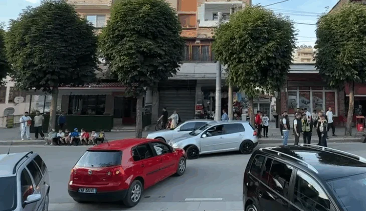 Përplasen dy makina në Pogradec, shpëton mrekullisht fëmija