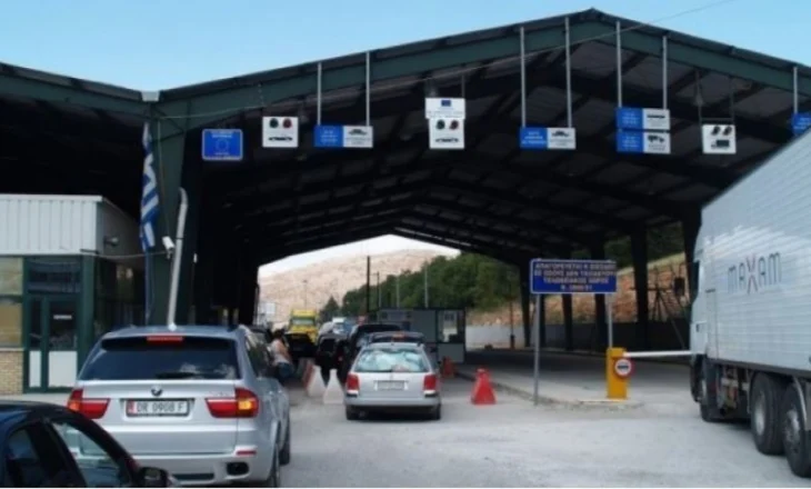 Pije alkolike kontrabandë nga Greqia, 53-vjeçari kapet në kufi. Procedohen tre punonjës të doganës