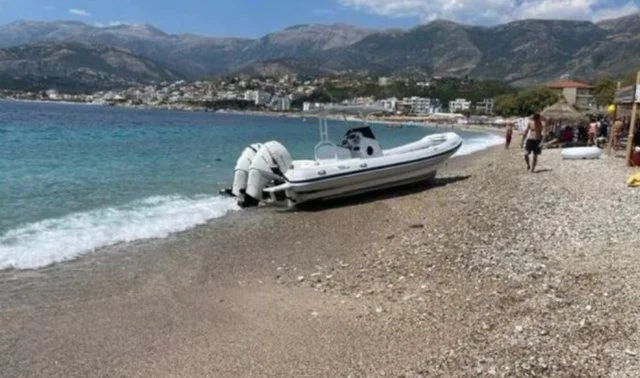 Plagosi turistin gjerman me helikë, pranga drejtuesit të skafit në Gjipe