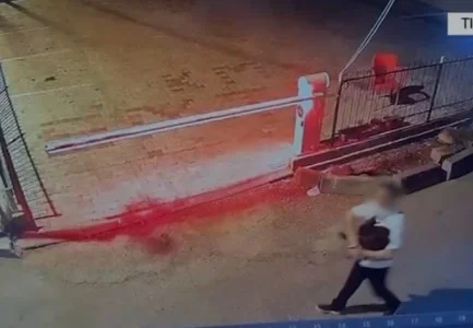 Plagosje në kryeqytet/ 38-vjeçari përfundon në spital, si nisi sherri i dhunshëm mes 2 personave, policia sekuestron…