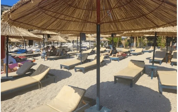 “Plazhi i lirë”/ Sekuestrohen 24 çadra dhe shezlongë të vendosur pa leje, procedohet 39-vjeçari në Vlorë