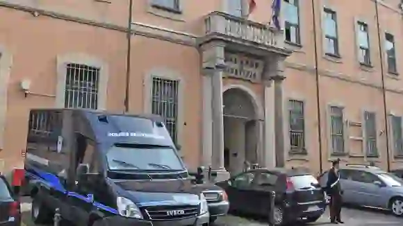 ‘Po vij me paketë’/ Grupi përdorte kode sekrete, por nuk i shpëtoi dot policisë! Si u kapën gjysmë kg drogë në parkim në Milano