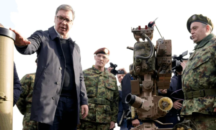 “Po vrisni rusët”, Vuçiç “ha presionin” e Putinit, Serbia ndalon eksportet e armëve