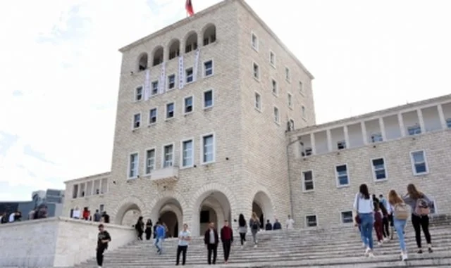 Policia zbulon lëndë piroteknike në murin e Universitetit Politeknik
