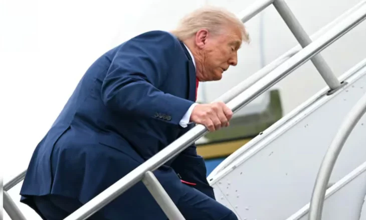 Presidenti Trump pengohet në shkallët e Air Force One, videoja bën xhiron e rrjetit! Komentuesit e krahasojnë me incidentet e Biden