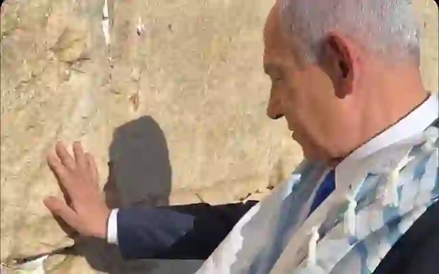 “Presim mrekullinë e radhës!”, Netanyahu rikthehet në “Murin e Lotëve”