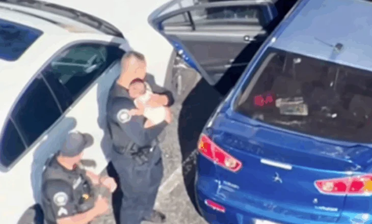 Prindërit e kishin harruar në makinë në temperatura 43 gradë celcius, policia shpëton foshnjën