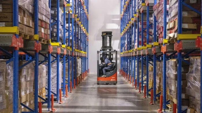 Prodhimi industrial në Kinë ngadalësohet, shitjet me pakicë befasojnë me rritje