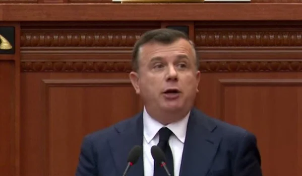 Projektligji/Balla: Do rinovohen banesat e vjetra. Panele diellore në çati e tarraca