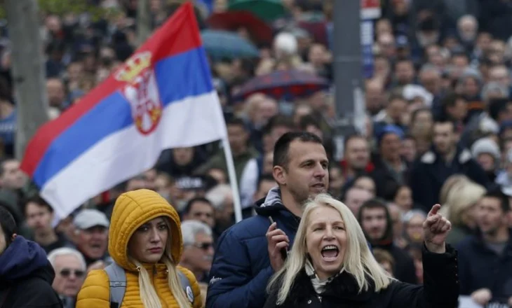 Protesta masive në Serbi, kërkohen zgjedhje të parakohshme dhe largimi i Vuçiç