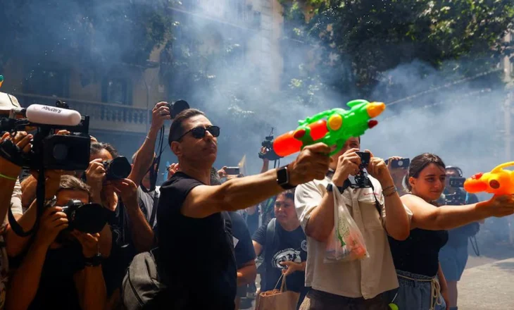 Protesta në Barcelonë kundër turizmit, qytetarët qëllojnë me pistoleta uji vizitorët: Shkoni në shtëpi