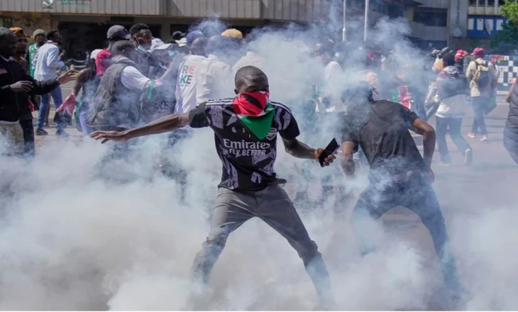 Protesta për 1-vjetorin e kryengritjes studentore në Kenya, 8 viktima dhe 400 të plagosur në kryeqytetin e Nairobit