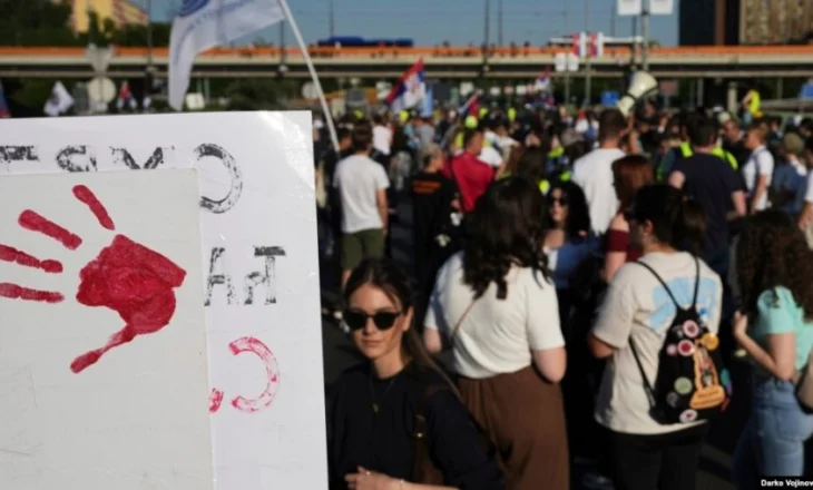 Protesta studentore në mbi 30 qytete të Serbisë: Kërkohet shpallja e zgjedhjeve të parakohshme
