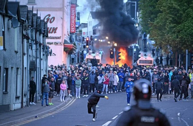 Protesta të dhunshme, plagosen 17 oficerë policie