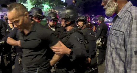 Protestat në Los Anxhelos, momenti kur arrestohet gazetari i CNN (Video)