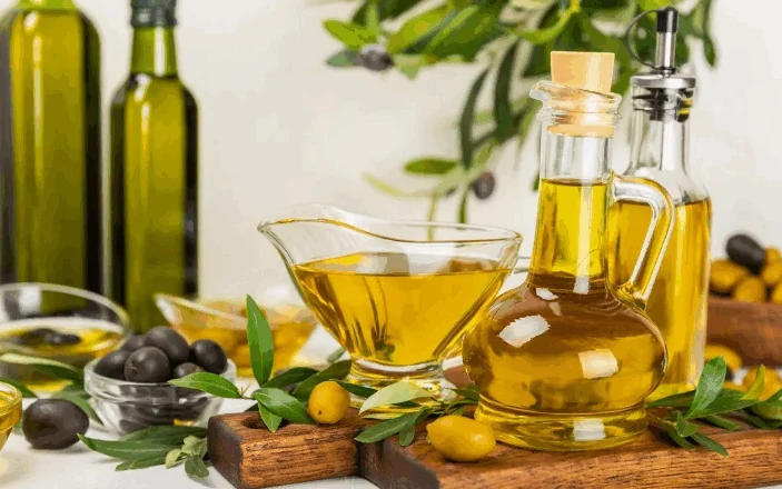 Pse nuk duhet ta ruajmë vajin e ullirit nën lavaman?