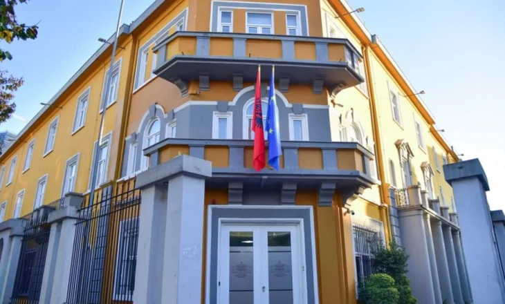 Publikimi i tezës së Anglishtes, reagon Ministria e Arsimit: Akt i shëmtuar fotografimi, por nuk cenon provimin