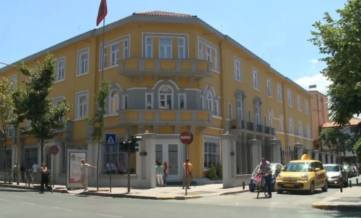 Publikimi i tezës së maturës në rrjetet sociale, reagon Ministria e Arsimit