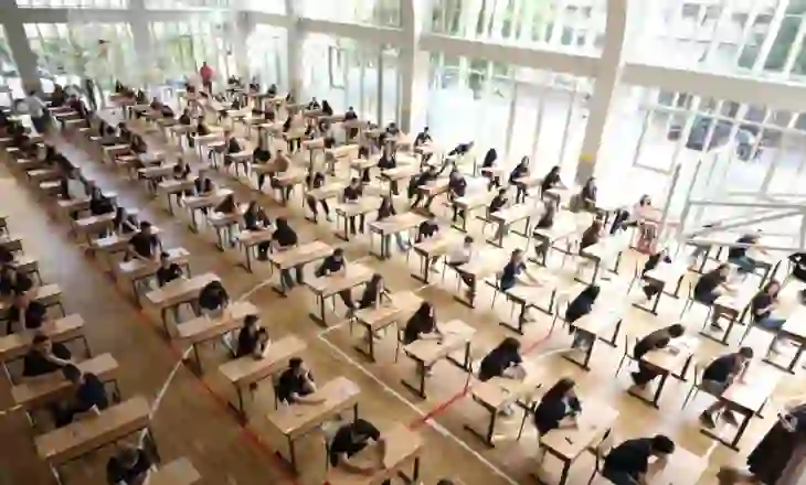 Publikohen notat e Gjuhës së Huaj! 216 maturantë ekselentë, 399 ngelës!