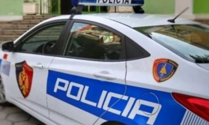 ‘Pushtuan’ plazhin/ Durrës, hiqen 27 komplete me çadra dhe shezlongë, procedohen dy persona