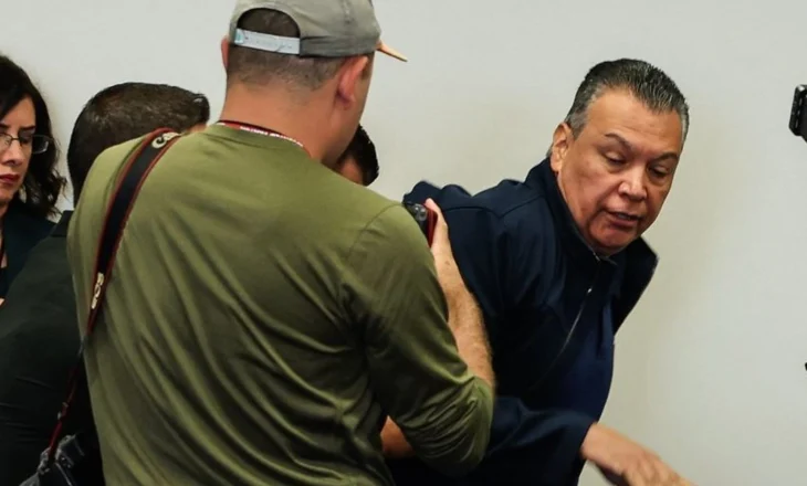 ‘Pyetje për protestat’/ Sigurimi nxjerr jashtë konferencës për shtyp senatorin latino-amerikan (VD)