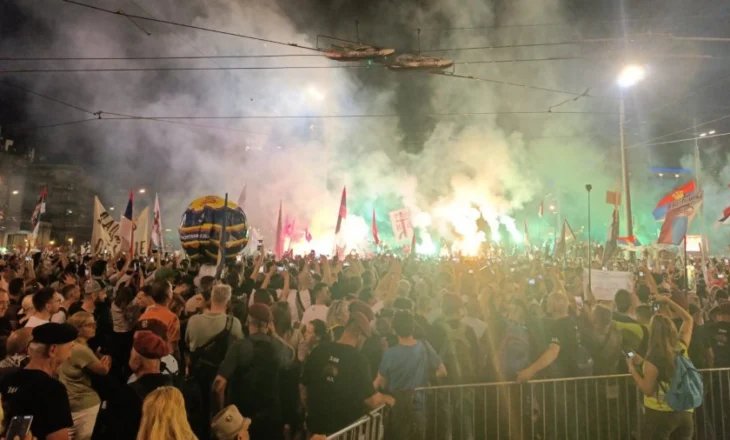Qytetarët ‘djegin’ Beogradin, dalin në mbështetje të studentëve – Incidente pranë Presidencës/ FOTO + VIDEO