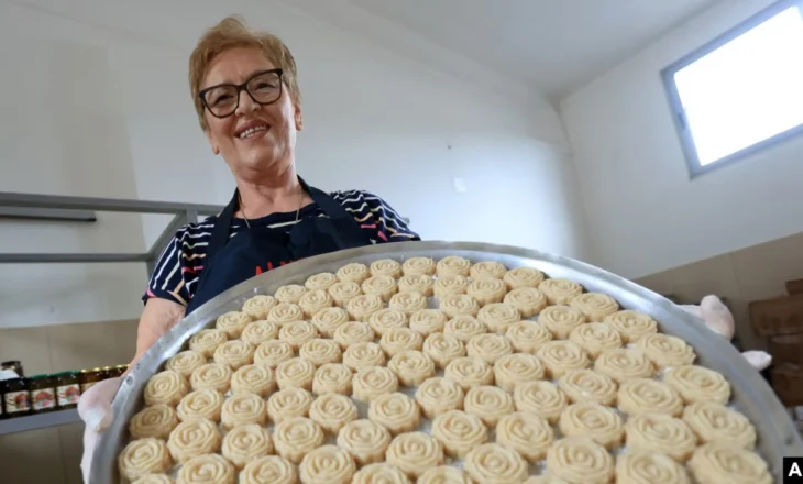 Qyteti i Shqipërisë që mban aromë trëndafili