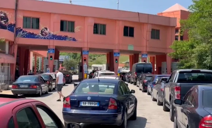 Radhë të gjata në Qafë Thanë, shqiptarët e Maqedonisë së Veriut vijnë për ndeshjen dhe fundjavën