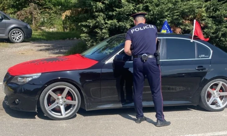 Radhë të gjatë në kufi për të parë ndeshjen Shqipëri-Serbi, policia në bashkëpunim me ambasadën shqiptare në Shkup shpërndajnë ujë