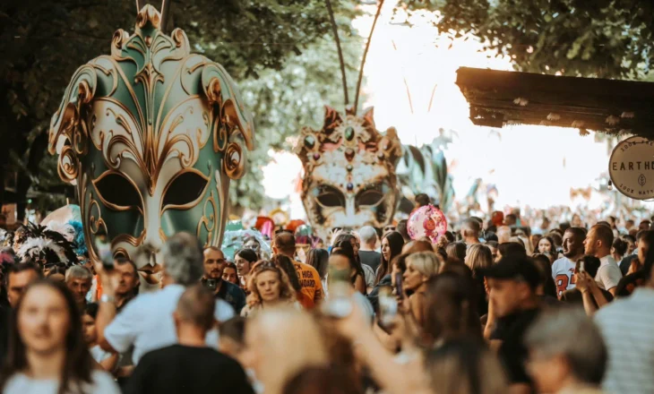 Rama: Energjia e Festivalit Ndërkombëtar të Karnavaleve, një festë e vërtetë në rrugët e Korçës