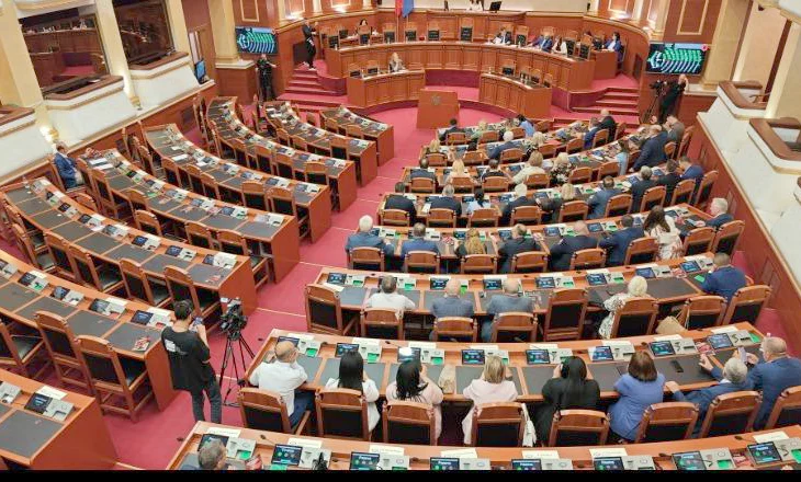 Rama “i shtrin sërish dorën” Tom Doshit, PSD “shpëton” mazhorancën në Kuvend, siguron kuorumin mes tensioneve të…
